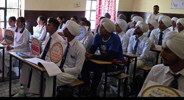 ਸਵੀਪ ਟੀਮ ਨੇ ਸੰਤ ਮੋਹਨ ਦਾਸ ਮੈਮੋਰੀਅਲ ਸੀ.ਸੈ.ਸਕੂਲ ਕੋਟ ਸੁਖੀਆਂ ‘ਚ ਵਿਦਿਆਰਥੀਆਂ ਨੂੰ  ਵੋਟ ਦੇ ਅਧਿਕਾਰ ਲਈ ਪ੍ਰੇਰਿਆ