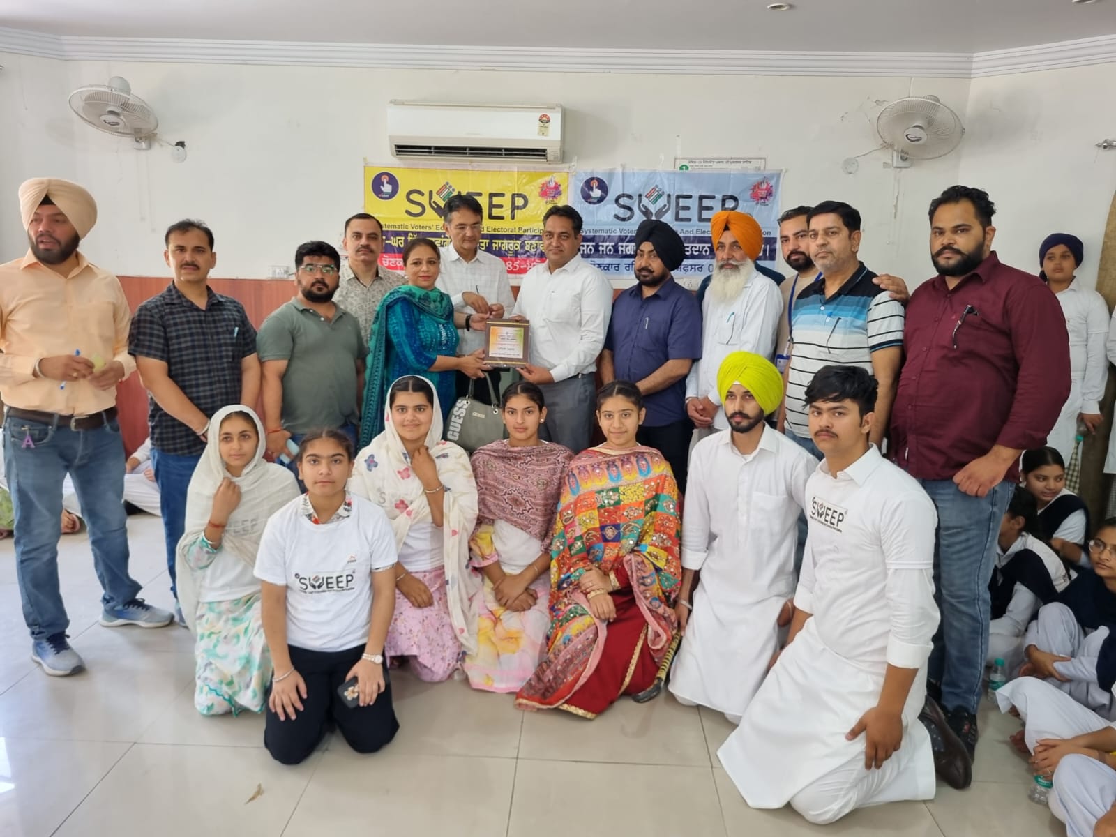 ਸਵੀਪ ਗਤੀਵਿਧੀਆਂ ਵੋਟਰਾਂ ਨੂੰ ਜਾਗਰੂਕ ਕਰਨ ਦਾ ਵਧੀਆ ਉਪਰਾਲਾ- ਡਾ. ਸੰਜੀਵ ਕੁਮਾਰ, ਐਸ.ਡੀ.ਐੱਮ. ਮਲੋਟ