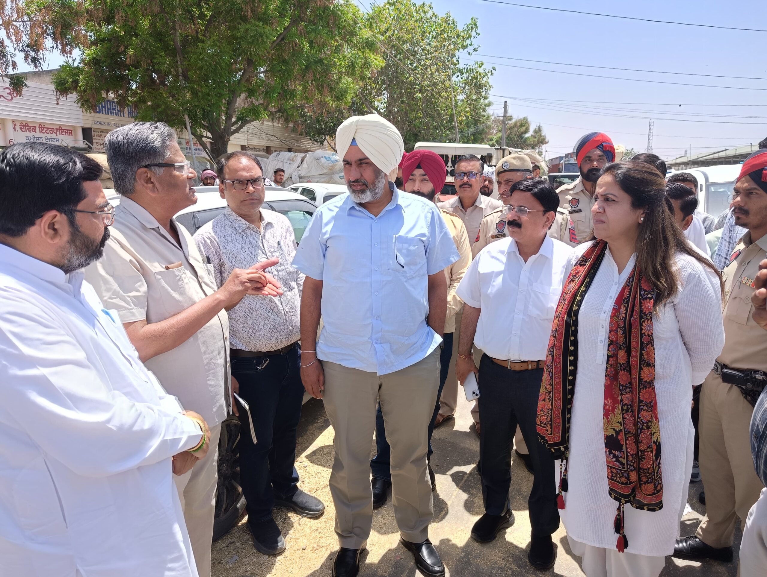 ਫਾਜ਼ਿਲਕਾ ਜਿਲੇ ਦੇ ਪ੍ਰਭਾਰੀ ਸਕੱਤਰ ਮਨਵੇਸ਼ ਸਿੰਘ ਸਿੱਧੂ ਵੱਲੋਂ ਜ਼ਿਲ੍ਹੇ ਦੀਆਂ ਮੰਡੀਆਂ ਦਾ ਦੌਰਾ