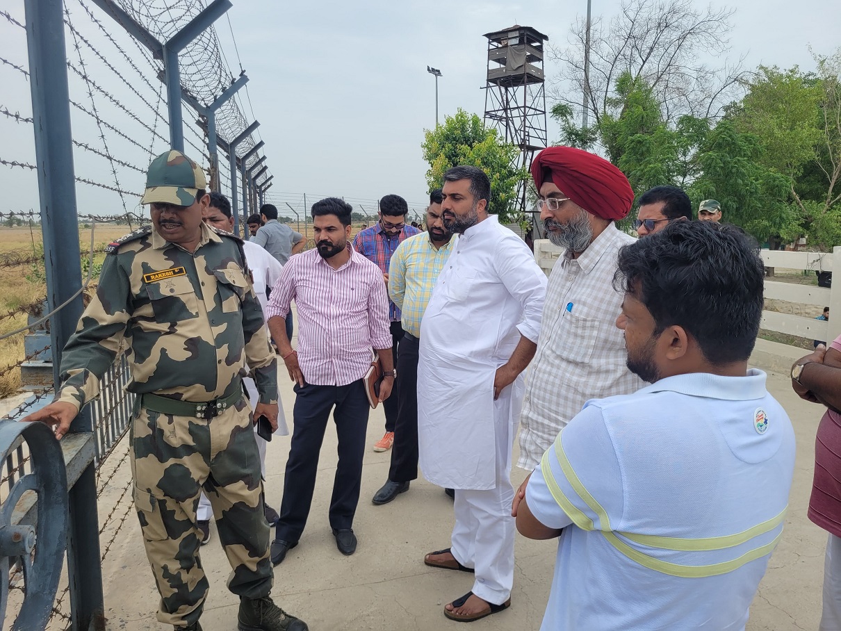 ਵਿਧਾਇਕ ਗੋਲਡੀ ਕੰਬੋਜ ਵੱਲੋਂ ਸਰਹੱਦੀ ਪਿੰਡਾਂ ਵਿਚ ਅਗੇਤੇ ਹੜ੍ਹ ਰੋਕੂ ਪ੍ਰਬੰਧਾਂ ਦੇ ਜਾਇਜੇ ਲਈ ਦੌਰਾ