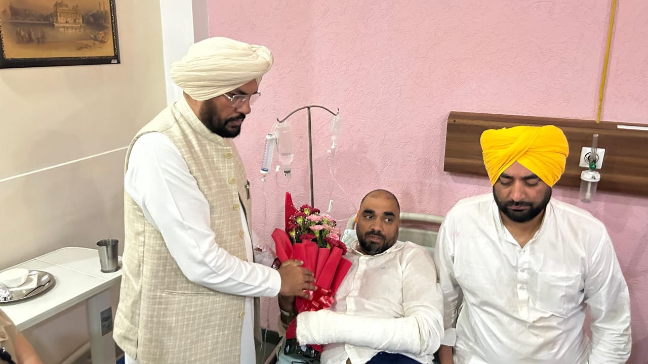 ਹਿਮਾਚਲ ਵਿੱਚ ਹਮਲੇ ਦਾ ਸ਼ਿਕਾਰ ਹੋਏ ਐਨਆਰਆਈ ਪਰਿਵਾਰ ਨੂੰ ਅੰਮ੍ਰਿਤਸਰ ਦੇ ਹਸਪਤਾਲ ਵਿਚ ਮਿਲਣ ਲਈ ਪਹੁੰਚੇ ਮੰਤਰੀ ਕੁਲਦੀਪ ਧਾਲੀਵਾਲ