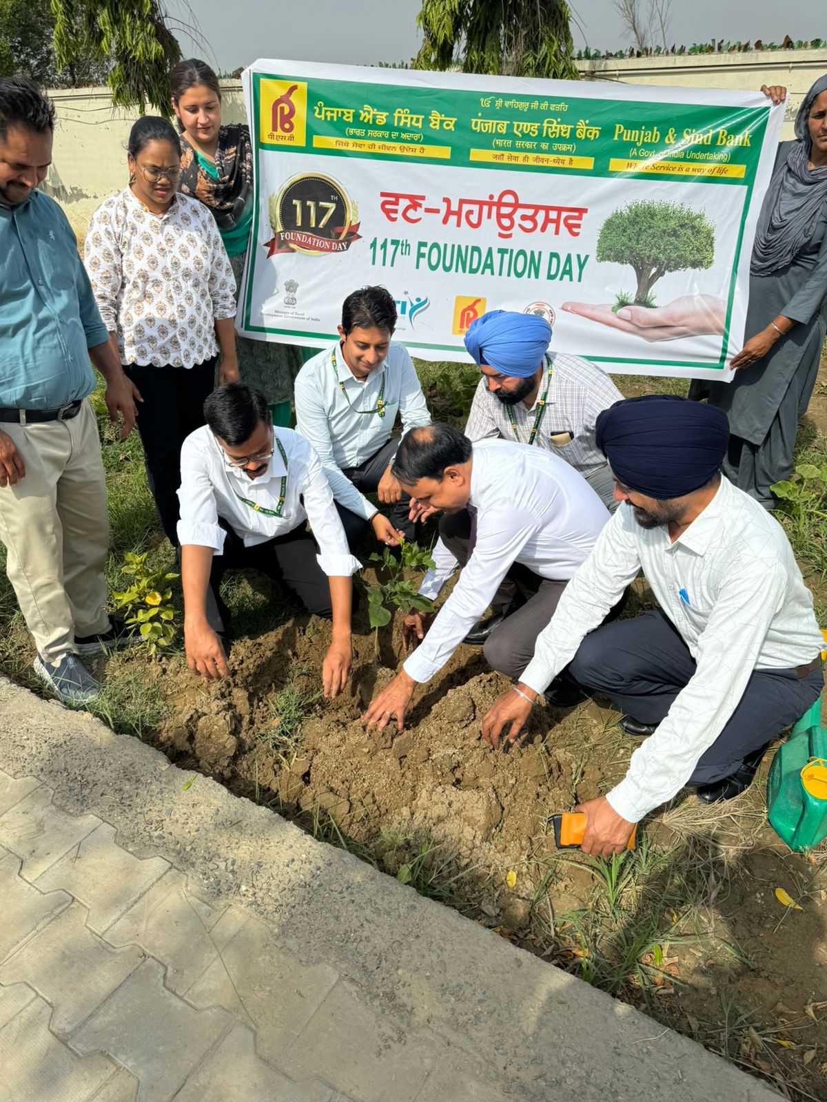 ਪੰਜਾਬ ਐਂਡ ਸਿੰਧ ਬੈਂਕ ਨੇ ਆਪਣੇ 117ਵੇਂ ਸਥਾਪਨਾ ਦਿਵਸ ਮੌਕੇ 117 ਪੌਦੇ ਲਗਾਏ