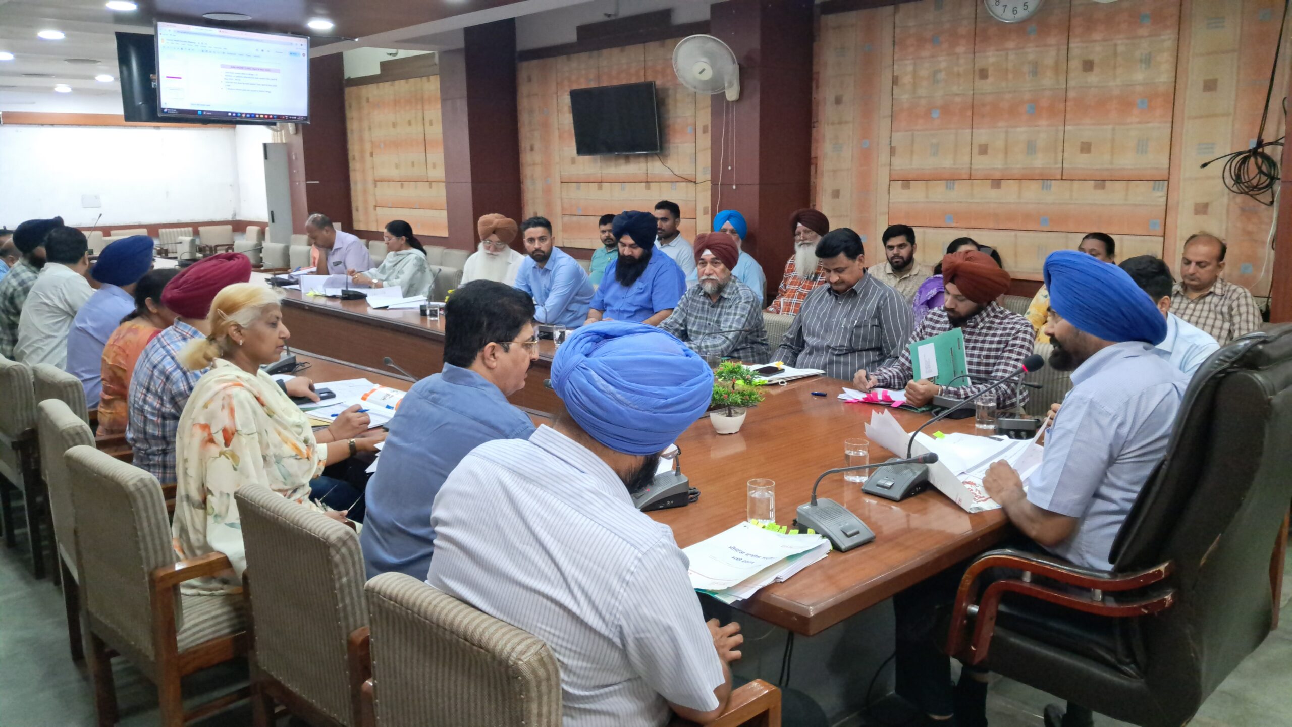 ਡਿਪਟੀ ਕਮਿਸ਼ਨਰ ਵੱਲੋਂ ਮਾਲ ਵਿਭਾਗ ਦੇ ਅਧਿਕਾਰੀਆਂ ਨਾਲ ਮੀਟਿੰਗ