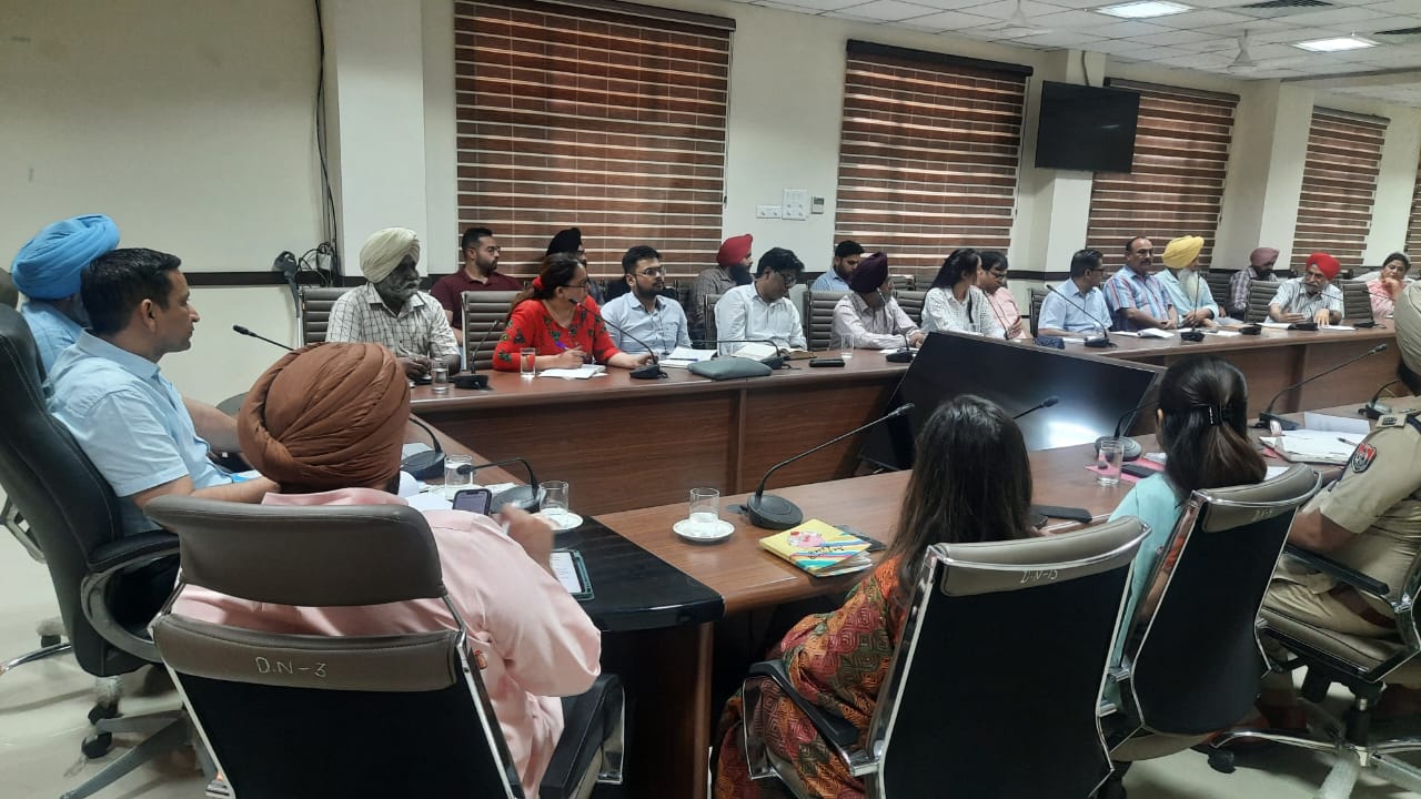 ਵਿਕਾਸ ਕਾਰਜਾਂ ਨੂੰ ਸਮਾਂਬੱਧ ਅਤੇ ਪਾਰਦਰਸ਼ਤਾ ਨਾਲ ਨੇਪਰੇ ਚਾੜ੍ਹਨ ਅਧਿਕਾਰੀ-ਡਿਪਟੀ ਕਮਿਸ਼ਨਰ