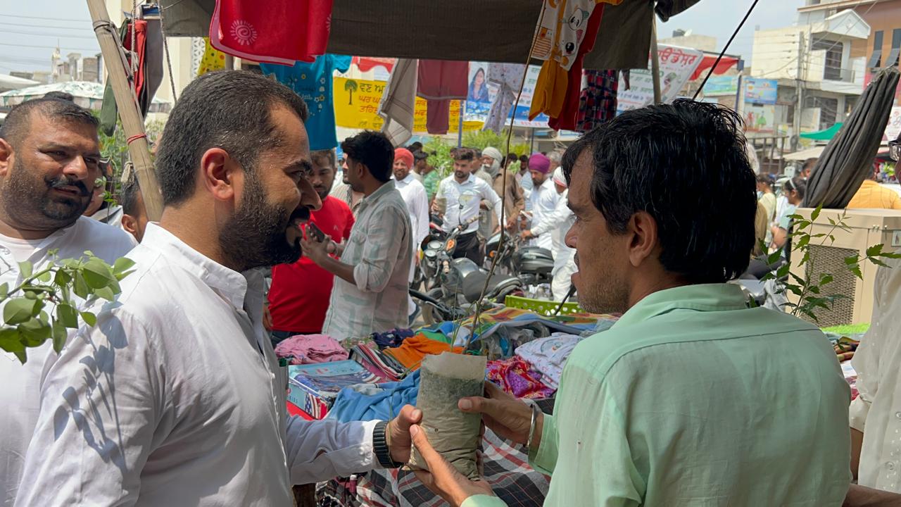ਖੁਸ਼ੀ ਫਾਊਂਡੇਸ਼ਨ ਵੱਲੋਂ ਫਾਜ਼ਿਲਕਾ ਘੰਟਾਘਰ ਚੌਂਕ ਵਿਖੇ ਲਗਾਇਆ ਗਿਆ ਬੂਟਿਆਂ ਦਾ ਵਿਸ਼ਾਲ ਲੰਗਰ