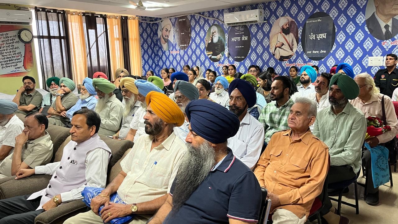 ਜ਼ਿਲ੍ਹਾ ਭਾਸ਼ਾ ਦਫ਼ਤਰ, ਸਾਹਿਬਜ਼ਾਦਾ ਅਜੀਤ ਸਿੰਘ ਨਗਰ  ਵੱਲੋਂ ‘ਪੈੜ ਦਰ ਪੈੜ’ ਪੁਸਤਕ ਲੋਕ ਅਰਪਣ
