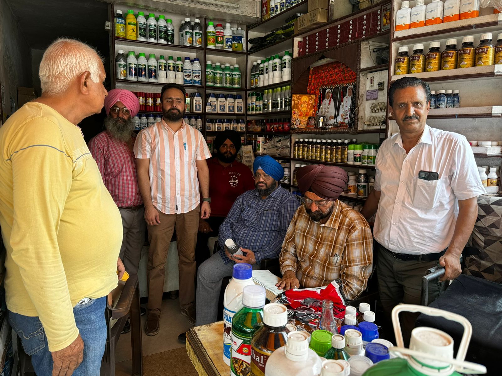 ਮੁੱਖ ਖੇਤੀਬਾੜੀ ਅਫਸਰ ਅੰਮ੍ਰਿਤਸਰ ਵੱਲੋਂ ਖਾਦ, ਬੀਜ ਅਤੇ ਦਵਾਈਆਂ ਦੇ ਡੀਲਰਾਂ ਦੀ ਅਚਨਚੇਤ ਚੈਕਿੰਗ