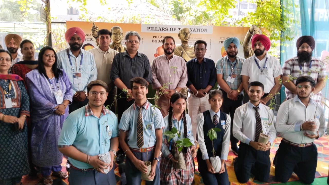 ਜ਼ਿਲ੍ਹਾ ਚੋਣ ਅਫ਼ਸਰ ਵੱਲੋਂ ਵਾਤਾਵਰਣ ਦੀ ਸੰਭਾਲ ਦਾ ਸੰਦੇਸ਼ ਦੇਣ ਲਈ ਵੋਟਰਾਂ ਨੂੰ ਵੰਡੇ ਗਏ ਬੂਟੇ
