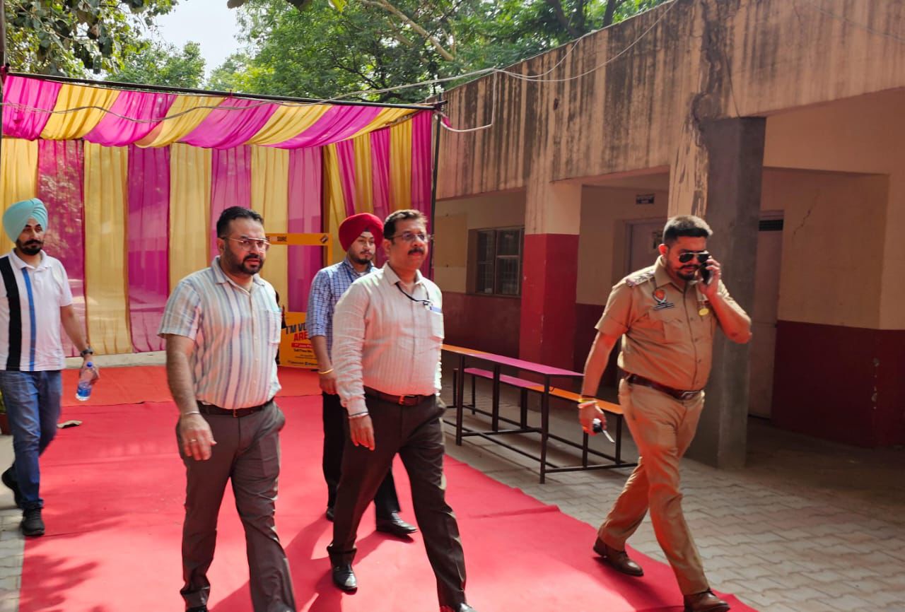 ਈ ਸੀ ਆਈ ਦੇ ਵਿਸ਼ੇਸ਼ ਆਬਜ਼ਰਵਰ ਰਾਮ ਮੋਹਨ ਮਿਸ਼ਰਾ, ਜਨਰਲ ਆਬਜ਼ਰਵਰ ਡਾ. ਹੀਰਾ ਲਾਲ ਅਤੇ ਪੁਲਿਸ ਆਬਜ਼ਰਵਰ ਸੰਦੀਪ ਗਜਾਨਨ ਦੀਵਾਨ ਨੇ ਐਸ ਏ ਐਸ ਨਗਰ ਦੇ ਬੂਥਾਂ ਦਾ ਦੌਰਾ ਕੀਤਾ