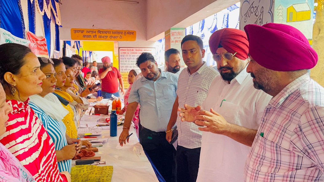 ਹਲਕਾ ਵਿਧਾਇਕ ਕੁਲਜੀਤ ਸਿੰਘ ਰੰਧਾਵਾ ਨੇਆਪ ਦੀ ਸਰਕਾਰ ਆਪ ਦੇ ਦੁਆਰ ਕੈਂਪ ਵਿੱਚ ਪਹੁੰਚ ਕੇ ਲੋਕਾਂ ਦੀਆਂ ਮੁਸ਼ਕਿਲਾਂ ਸੁਣੀਆਂ