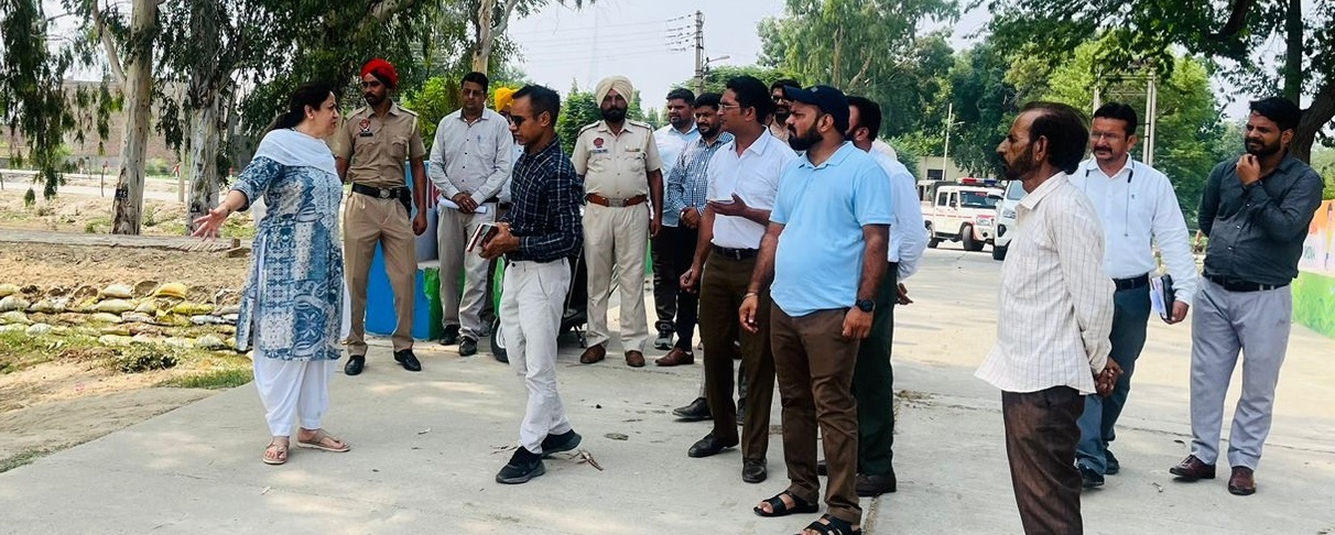 ਡਿਪਟੀ ਕਮਿਸ਼ਨਰ ਡਾ. ਸੇਨੂ ਦੁੱਗਲ ਨੇ ਸ਼ਹਿਰ ਵਿਖੇ ਸਫਾਈ ਵਿਵਸਥਾ ਦਾ ਲਿਆ ਜਾਇਜਾ