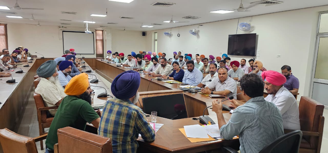 ਕਿਸਾਨਾਂ ਨੂੰ ਮਿਆਰੀ ਖਾਦਾਂ ਦੀ ਉਪਲੱਬਧਤਾ ਯਕੀਨੀ ਬਨਾਉਣ ਲਈ ਖਾਦ ਵਿਕਰੇਤਾਵਾਂ ਅਤੇ ਸਹਿਕਾਰੀ ਸਭਾਵਾਂ ਦੀ ਚੈਕਿੰਗ ਅਤੇ ਸੈਂਪਲਿੰਗ ਜਰੂਰੀ : ਡਿਪਟੀ ਕਮਿਸ਼ਨਰ
