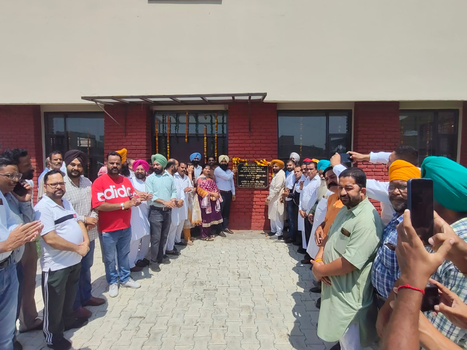 ਵਿਧਾਇਕ ਗਰੇਵਾਲ ਤੇ ਚੇਅਰਮੈਨ ਭਿੰਡਰ ਵੱਲੋਂ ਡੇਅਰੀ ਕੰਪਲੈਕਸ ‘ਚ ਬਣੇ ਕਮਿਊਨਿਟੀ ਸੈਂਟਰ ਦਾ ਉਦਘਾਟਨ