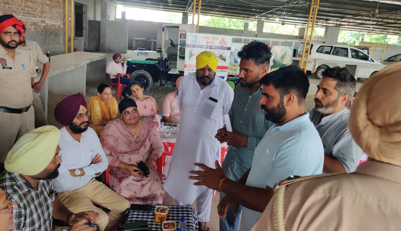 ਲੋਕਾਂ ਨੂੰ ਪ੍ਰਸ਼ਾਸਨਿਕ ਸੇਵਾਵਾਂ ਉਨ੍ਹਾਂ ਘਰਾਂ ਦੇ ਨਜ਼ਦੀਕ ਮੁਹੱਈਆ ਕਰਵਾਉਣ ਲਈ ਜ਼ਿਲ੍ਹਾ ਪ੍ਰਸ਼ਾਸਨ ਵਚਨਬੱਧ-ਡਿਪਟੀ ਕਮਿਸ਼ਨਰ