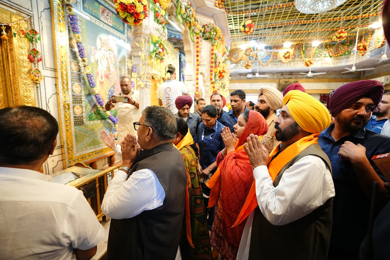 ਰਾਜਪਾਲ ਅਤੇ ਮੁੱਖ ਮੰਤਰੀ ਸ੍ਰੀ ਹਰਿਮੰਦਰ ਸਾਹਿਬ ਅਤੇ ਸ੍ਰੀ ਦੁਰਗਿਆਣਾ ਮੰਦਿਰ ਵਿਖੇ ਹੋਏ ਨਤਮਸਤਕ; ਸੂਬੇ ਦੀ ਤਰੱਕੀ ਅਤੇ ਖ਼ੁਸ਼ਹਾਲੀ ਲਈ ਕੀਤੀ ਅਰਦਾਸ