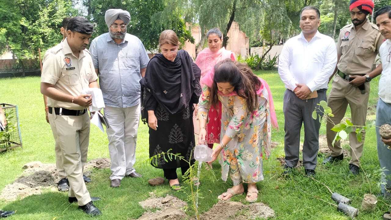 ਡਿਪਟੀ ਕਮਿਸ਼ਨਰ ਤੇ ਜ਼ਿਲ੍ਹਾ ਅਤੇ ਸੈਸ਼ਨ ਜੱਜ ਨੇ ਜੁਡੀਸ਼ੀਅਲ ਕੋਰਟ ਕੰਪਲੈਕਸ ਜਲਾਲਾਬਾਦ ‘ਚ ਲਗਾਏ ਬੂਟੇ