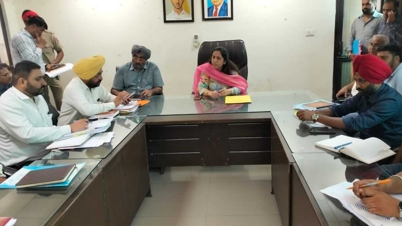 ਡਿਪਟੀ ਕਮਿਸ਼ਨਰ ਵੱਲੋਂ ਜ਼ਿਲ੍ਹੇ ਵਿੱਚ ਚੱਲ ਰਹੇ ਵਿਕਾਸ ਕਾਰਜਾਂ ਵਿੱਚ ਤੇਜ਼ੀ ਲਿਆਉਣ ਲਈ ਅਹਿਮ ਬੈਠਕ