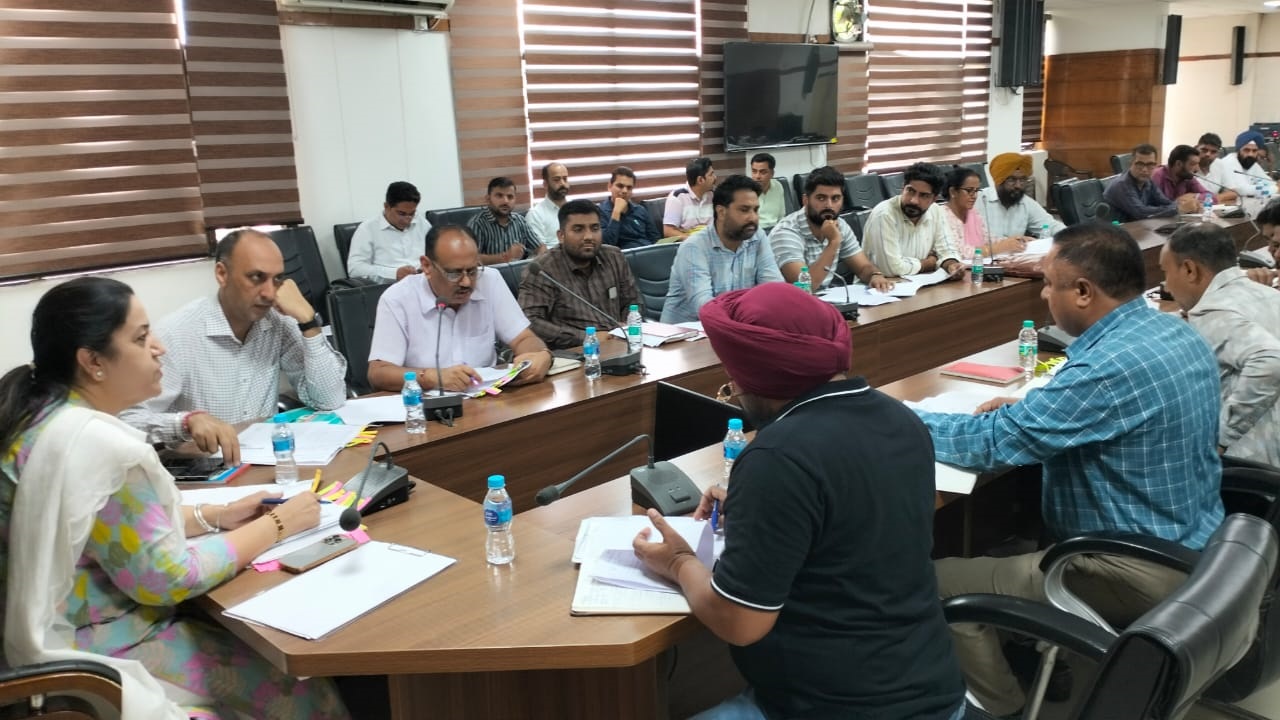 ਡਿਪਟੀ ਕਮਿਸ਼ਨਰ ਵੱਲੋਂ ਪਿੰਡਾਂ ਦੇ ਵਿਕਾਸ ਕਾਰਜਾਂ ਦੀ ਸਮੀਖਿਆ ਲਈ ਬੈਠਕ