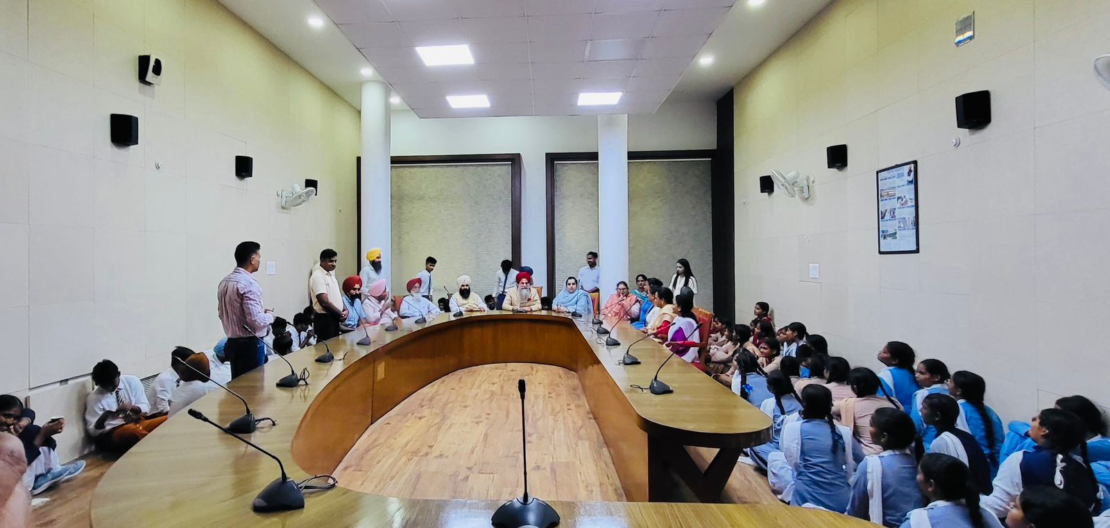 ਸਪੀਕਰ ਸੰਧਵਾਂ ਨੇ ਪੰਜਾਬ ਵਿਧਾਨ ਸਭਾ ਸੈਸ਼ਨ ਦੀ ਕਾਰਵਾਈ ਵੇਖਣ ਆਏ ਕੋਟਕਪੂਰਾ ਦੇ ਵਿਦਿਆਰਥੀਆਂ ਨਾਲ ਕੀਤੀ ਮੁਲਾਕਾਤ