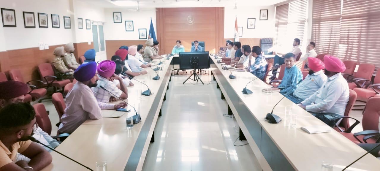 ਏ.ਡੀ.ਸੀ. ਵਿਰਾਜ ਤਿੜਕੇ ਤੇ ਸੋਨਮ ਚੌਧਰੀ ਵੱਲੋਂ ਝੋਨੇ ਦੀ ਪਰਾਲੀ ਨੂੰ ਬਿਨ੍ਹਾਂ ਅੱਗ ਲਗਾਏ ਸੁਚੱਜੇ ਪ੍ਰਬੰਧਨ ਲਈ ਵਿਭਾਗਾਂ ਅਤੇ ਕਿਸਾਨਾਂ ਨਾਲ ਮੀਟਿੰਗ