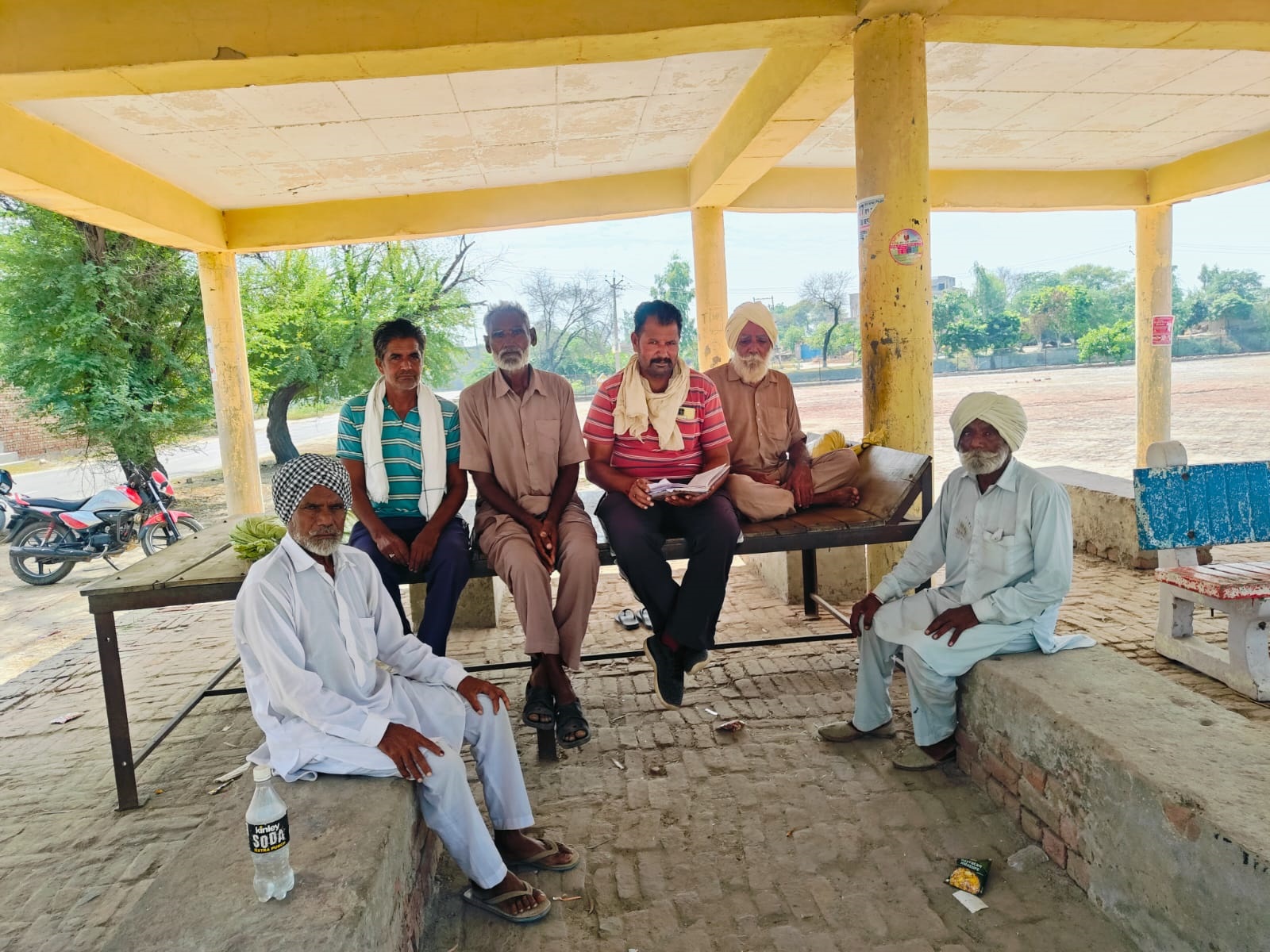 ਖੇਤੀਬਾੜੀ ਵਿਭਾਗ ਦੀਆਂ ਟੀਮਾਂ ਵੱਲੋਂ ਵੱਖ-ਵੱਖ ਪਿੰਡਾਂ ਵਿੱਚ ਜਾ ਕੇ ਕਿਸਾਨਾਂ ਨੂੰ ਕੀਤਾ ਜਾਗਰੂਕ