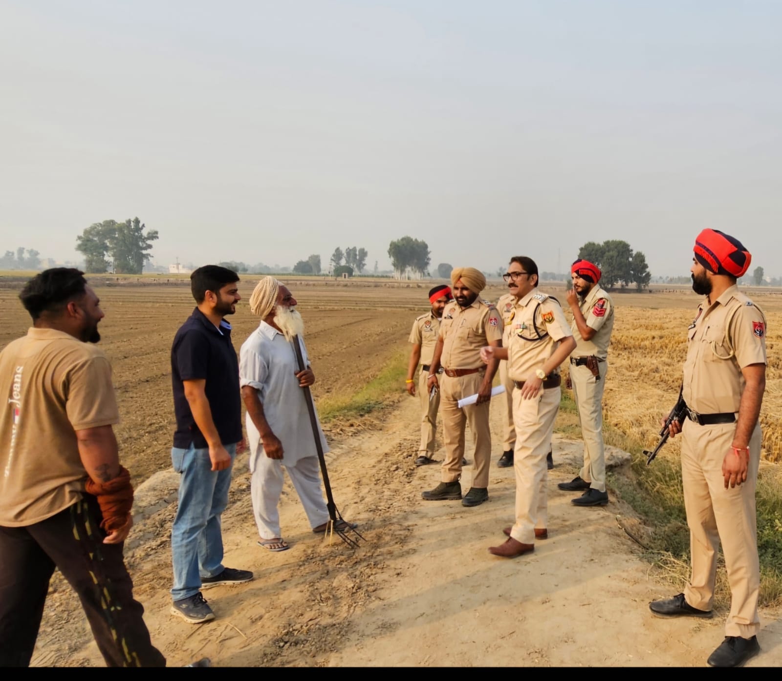 ਜ਼ਿਲ੍ਹਾ ਮੈਜਿਸਟਰੇਟ ਨੇ ਪੀ ਸੀ ਐਸ ਪੱਧਰ ਦੇ ਅਧਿਕਾਰੀਆਂ ਨੂੰ ਵੀ ਜਾਰੀ ਕੀਤੇ ਕਾਰਨ ਦੱਸੋ ਨੋਟਿਸ