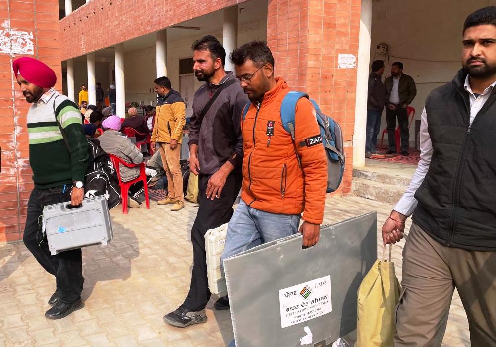 ਪੋਲਿੰਗ ਪਾਰਟੀਆਂ ਪੋਲਿੰਗ ਬੂਥਾਂ ਲਈ ਕੀਤੀਆਂ ਰਵਾਨਾ