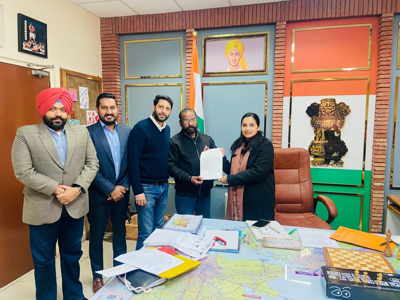 ਵਿਸ਼ਵ ਚੈਂਪੀਅਨ ਗੁਕੇਸ਼ ਲਈ ਸ਼ਤਰੰਜ ਬਣਾਉਣ ਵਾਲੇ ਕਾਰੀਗਰਾਂ ਨੂੰ ਡਿਪਟੀ ਕਮਿਸ਼ਨਰ ਨੇ ਕੀਤਾ ਸਨਮਾਨਿਤ