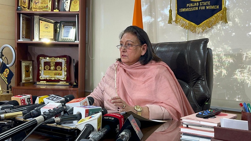 ਪੰਜਾਬ ਰਾਜ ਮਹਿਲਾ ਕਮਿਸ਼ਨ ਵੱਲੋਂ ਮਹਿਲਾਵਾਂ ਲਈ ਕੀਤੀ ਗਈ ਅਪਮਾਨਜਨਕ ਟਿੱਪਣੀ ਦੇ ਸਬੰਧ ਵਿੱਚ ਹਰਜਿੰਦਰ ਸਿੰਘ ਧਾਮੀ ਨੂੰ ਸੂ-ਮੋਟੋ ਨੋਟਿਸ ਜਾਰੀ