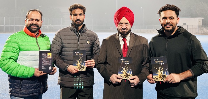 ਸ਼ਮਸ਼ੇਰ ਸੰਧੂ ਦਾ ਖੇਡਾਂ ਪ੍ਰਤੀ ਪਿਆਰ, ਭਾਰਤੀ ਹਾਕੀ ਕਪਤਾਨ ਹਰਮਨਪ੍ਰੀਤ ਸਿੰਘ ਕੋਲੋਂ ਨਵੀਂ ਪੁਸਤਕ ਕਰਵਾਈ ਰਿਲੀਜ਼