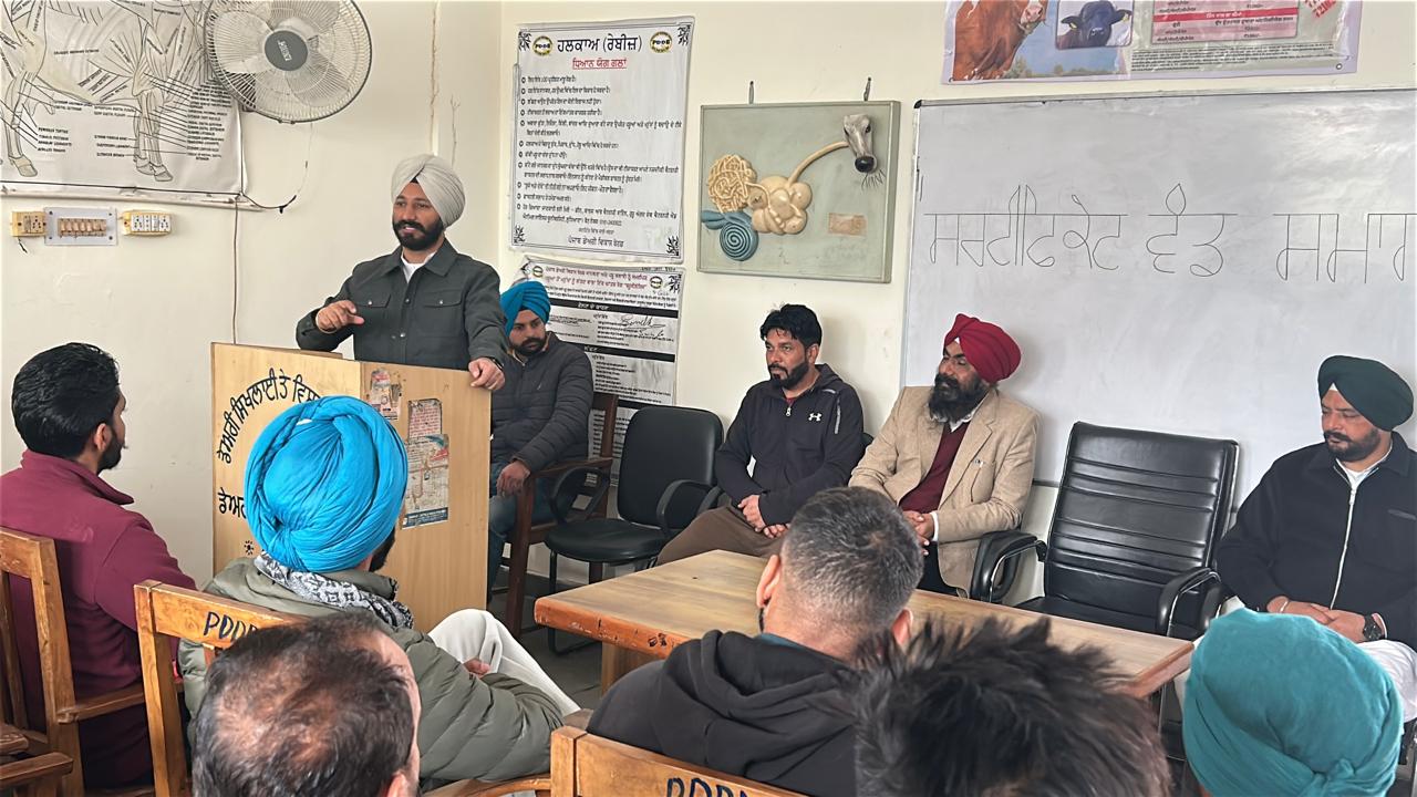 ਵਿਧਾਇਕ ਅੰਮ੍ਰਿਤਪਾਲ ਸਿੰਘ ਸੁਖਾਨੰਦ ਨੇ ਡੇਅਰੀ ਉੱਦਮ ਸਿਖਲਾਈ ਕੋਰਸ ਦੇ ਬੈਚ ਦੇ ਸਿਖਿਆਰਥੀਆਂ ਨੂੰ  ਵੰਡੇ ਸਰਟੀਫਿਕੇਟ