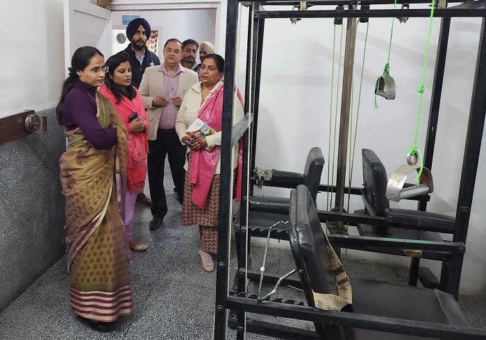 ਡਿਪਟੀ ਕਮਿਸ਼ਨਰ ਵੱਲੋਂ ਸਾਕੇਤ ਹਸਪਤਾਲ ਦਾ ਅਚਨਚੇਤ ਦੌਰਾ, ਨਸ਼ਾ ਛੱਡਣ ਲਈ ਦਾਖਲ ਵਿਅਕਤੀਆਂ ਨਾਲ ਗੱਲਬਾਤ ਕਰਕੇ ਫੀਡਬੈਕ ਕੀਤੀ ਹਾਸਲ