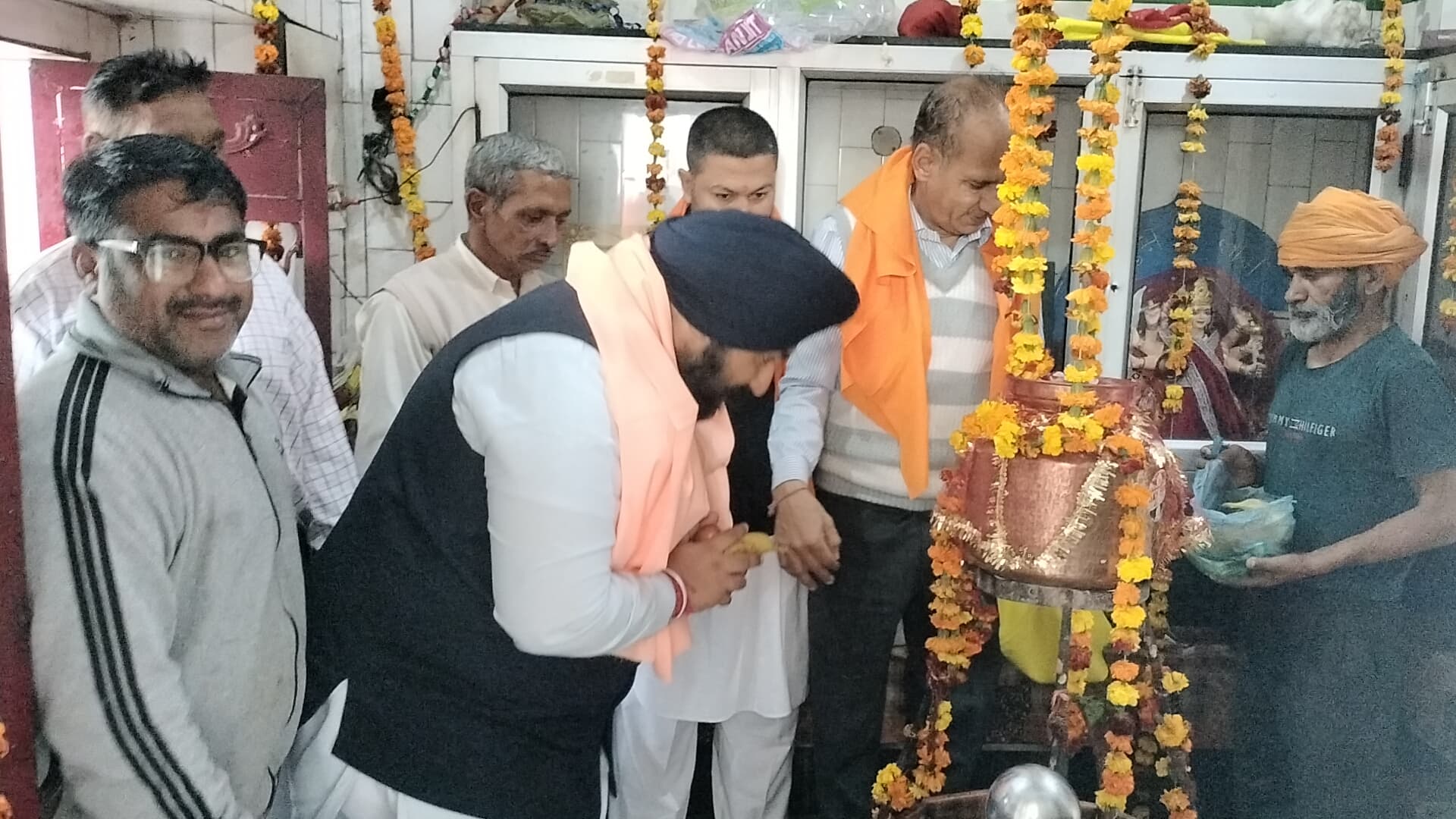 ਮਹਾਸ਼ਿਵਰਾਤਰੀ ਦੇ ਤਿਉਹਾਰ ਮੌਕੇ ਕੈਬਨਿਟ ਮੰਤਰੀ ਹਰਜੋਤ ਬੈਂਸ ਨੇ ਵੱਖ ਵੱਖ ਧਾਰਮਿਕ ਅਸਥਾਨਾਂ ਤੇ ਟੇਕਿਆ ਮੱਥਾ