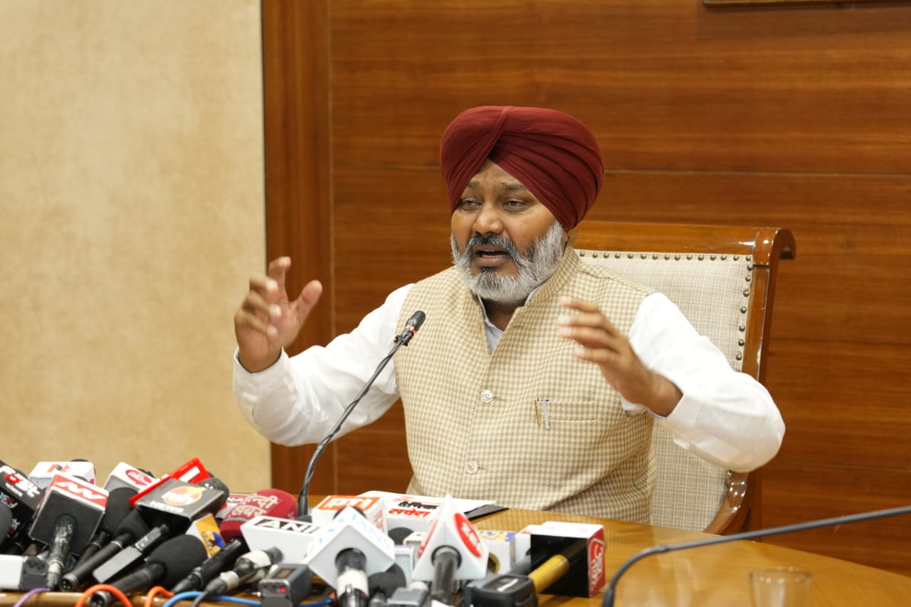 ‘ਆਪ’ ਸਰਕਾਰ ਨੇ ਪੰਜਾਬ ਦੀਆਂ ਸ਼ਹਿਰੀ ਸੜਕਾਂ ਨੂੰ ਨਵਾਂ ਰੂਪ ਦੇਣ ਲਈ ਵੱਡੀ ਪਹਿਲਕਦਮੀ; ਵਿੱਤ ਮੰਤਰੀ ਹਰਪਾਲ ਸਿੰਘ ਚੀਮਾ ਵੱਲੋਂ 140 ਕਰੋੜ ਰੁਪਏ ਦੇ ਪ੍ਰੋਜੈਕਟ ਦਾ ਐਲਾਨ