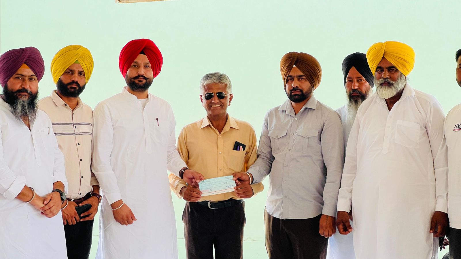 ਪੰਜਾਬ ਸਿੱਖਿਆ ਕ੍ਰਾਂਤੀ ਤਹਿਤ ਚੇਅਰਮੈਨ ਢਿੱਲਵਾਂ ਨੇ 4.25 ਲੱਖ ਦੇ ਚੈੱਕ ਸਕੂਲਾਂ ਨੂੰ ਸੌਂਪੇ