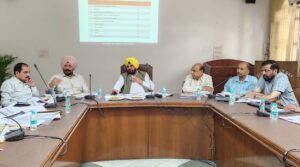 ਹਰਭਜਨ ਸਿੰਘ ਈ.ਟੀ.ਓ ਵੱਲੋਂ ਲੋਕ ਨਿਰਮਾਣ ਵਿਭਾਗ ਦੇ ਮੁੱਖ ਦਫ਼ਤਰ ‘ਚ ਵਿਕਾਸ ਕਾਰਜਾਂ ਦਾ ਅਚਨਚੇਤ ਮੁਲੰਕਣ