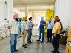 ਖੇਤੀਬਾੜੀ ਵਿਭਾਗ ਦੀ ਜ਼ਿਲਾ ਪੱਧਰੀ ਟੀਮ ਵੱਲੋਂ ਵੱਖ ਵੱਖ ਕੀਟਨਾਸ਼ਕ ਅਤੇ ਖਾਦਾਂ ਵਿਕਰੇਤਾਵਾਂ ਦੀਆਂ ਦੁਕਾਨਾਂ ਤੋਂ ਖਾਦਾਂ ਅਤੇ ਕੀਟ ਨਾਸ਼ਕਾਂ ਦੇ ਨਮੂਨੇ ਭਰੇ।
