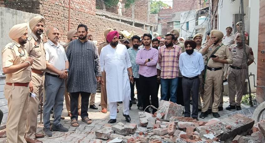 ਯੁੱਧ ਨਸ਼ਿਆਂ ਵਿਰੁੱਧ’: ਮੰਡੀ ਗੋਬਿੰਦਗੜ੍ਹ ਵਿੱਚ ਮਹਿਲਾ ਨਸ਼ਾ ਤਸਕਰਾਂ ਦੀ ਨਾਜਾਇਜ਼ ਉਸਾਰੀ ਢਾਹੀ