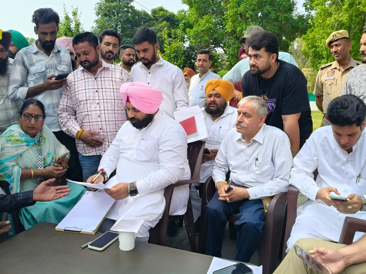 ਹਰਜੋਤ ਬੈਂਸ ਕੈਬਨਿਟ ਮੰਤਰੀ ਨੇ ਸੁਣੀਆਂ ਲੋਕਾਂ ਦੀਆਂ ਮੁਸ਼ਕਿਲਾਂ, ਮੌਕੇ ਤੇ ਹੀ ਅਧਿਕਾਰੀਆਂ ਨੂੰ ਹੱਲ ਕਰਨ ਦੇ ਦਿੱਤੇ ਨਿਰਦੇਸ਼