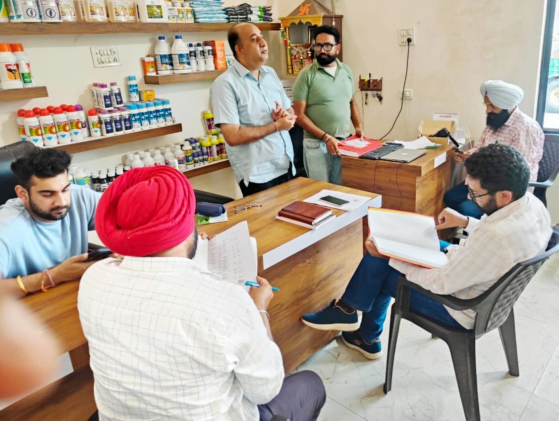 ਖੇਤੀਬਾੜੀ ਮੰਤਰੀ ਦੇ ਹੁਕਮਾਂ ਤਹਿਤ ਉੱਡਣ ਦਸਤੇ ਵੱਲੋਂ ਡੀਲਰਾਂ ਦੀ ਅਚਨਚੇਤ ਚੈਕਿੰਗ