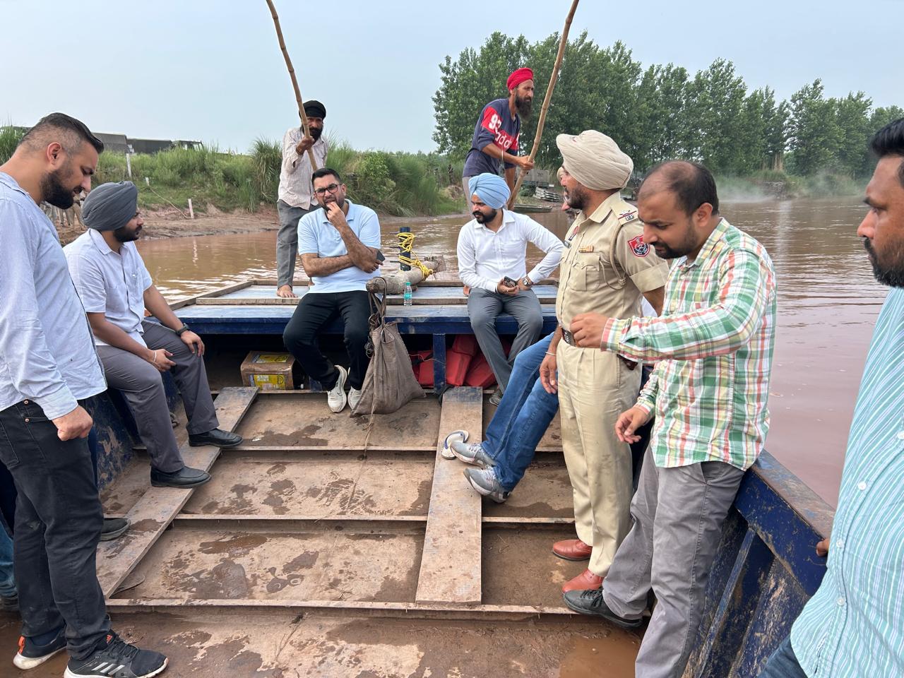 ਡਿਪਟੀ ਕਮਿਸ਼ਨਰ ਦਲਵਿੰਦਰਜੀਤ ਸਿੰਘ ਨੇ ਦਰਿਆ ਰਾਵੀ ਨਾਲ ਲੱਗਦੇ ਇਲਾਕਿਆਂ ਵਿੱਚ ਹੜ੍ਹ ਰੋਕੂ ਪ੍ਰਬੰਧਾਂ ਦਾ ਜਾਇਜਾ ਲਿਆ