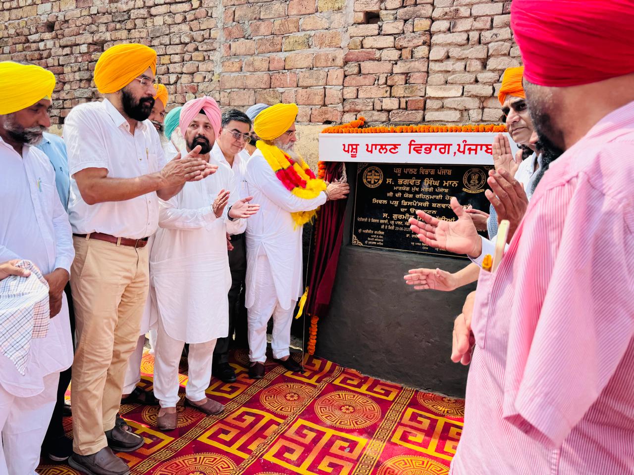 ਕੈਬਨਿਟ ਮੰਤਰੀ ਗੁਰਮੀਤ ਸਿੰਘ ਖੁੱਡੀਆਂ ਵੱਲੋ ਲੰਬੀ ਹਲਕੇ ਦੇ ਪਿੰਡ ਵਣਵਾਲਾ ਅਣੂ ਅਤੇ ਕੱਖਾਂਵਾਲੀ ‘ਚ ਪਸ਼ੂ ਡਿਸਪੈਂਸਰੀਆਂ ਦੀਆਂ ਨਵੀਆਂ ਇਮਾਰਤਾਂ ਬਣਾਉਣ ਦੇ ਰੱਖੇ ਨੀਂਹ ਪੱਥਰ