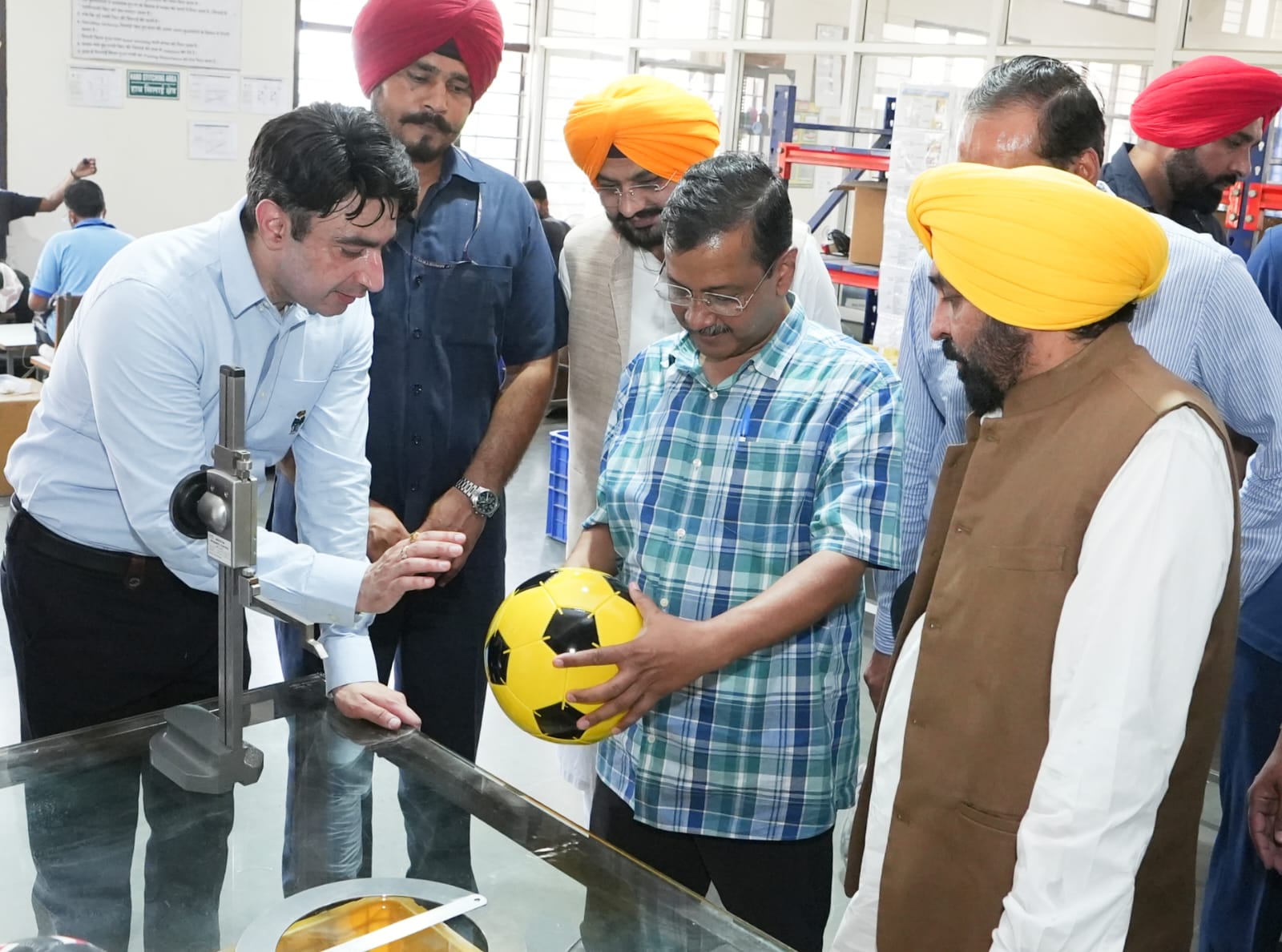 ਜਲੰਧਰ ਤੋਂ ਲੰਡਨ: ਅਰਵਿੰਦ ਕੇਜਰੀਵਾਲ ਅਤੇ ਮੁੱਖ ਮੰਤਰੀ ਮਾਨ ਨੇ ਆਲਮੀ ਮੈਚਾਂ ਲਈ 25,000 ਰਗਬੀ ਗੇਂਦਾਂ ਦੀ ਖੇਪ ਨੂੰ ਦਿਖਾਈ ਹਰੀ ਝੰਡੀ