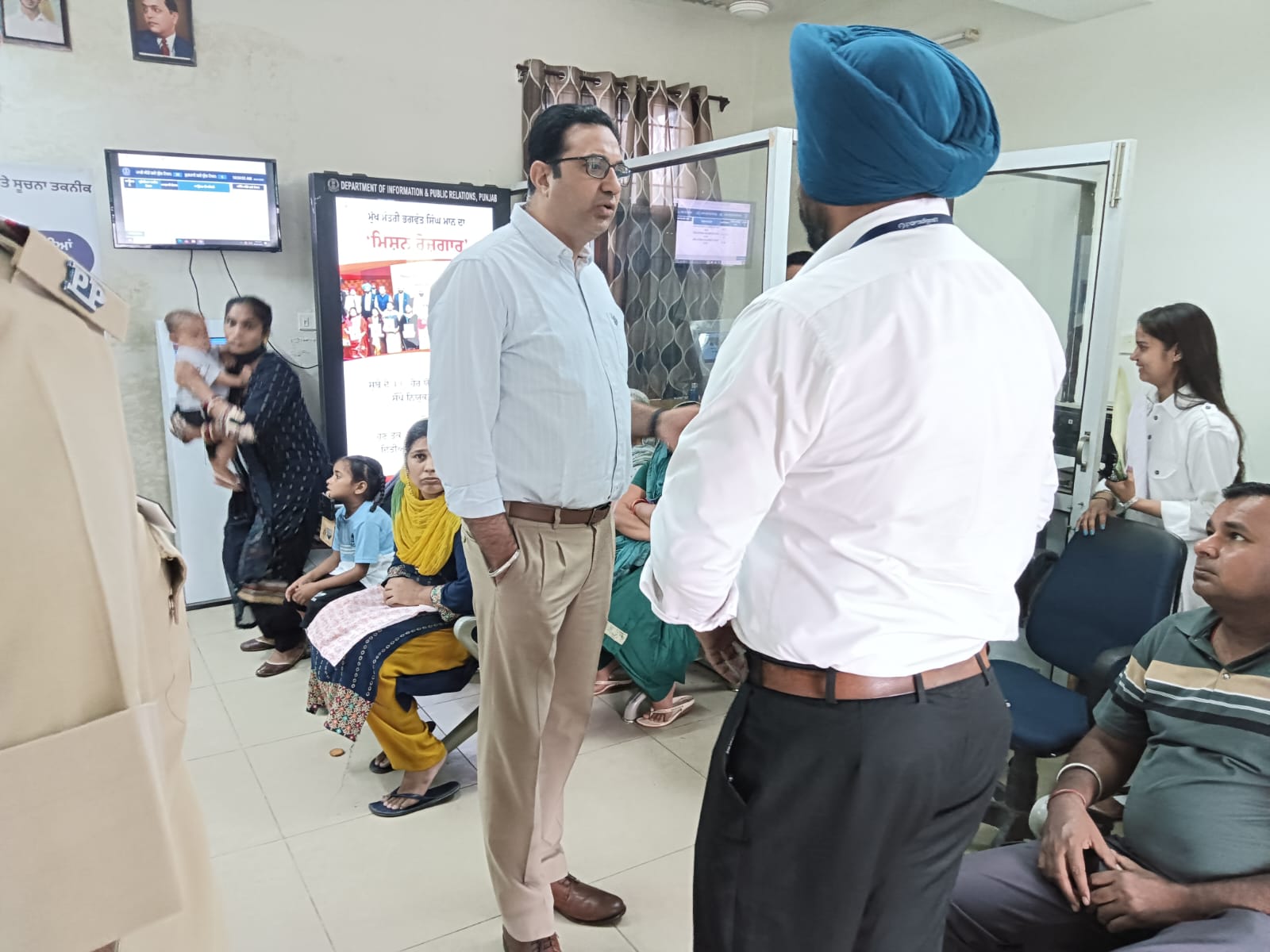 ਪ੍ਰਸਾਸ਼ਨਿਕ ਅਧਿਕਾਰੀ ਸੇਵਾ ਕੇਦਰਾਂ ਵਿੱਚ ਆਮ ਲੋਕਾਂ ਨੂੰ ਮਿਲ ਰਹੀਆਂ ਸੇਵਾਵਾਂ ਤੇ ਨਿਗਰਾਨੀ ਰੱਖਣ- ਹਰਜੋਤ ਬੈਂਸ