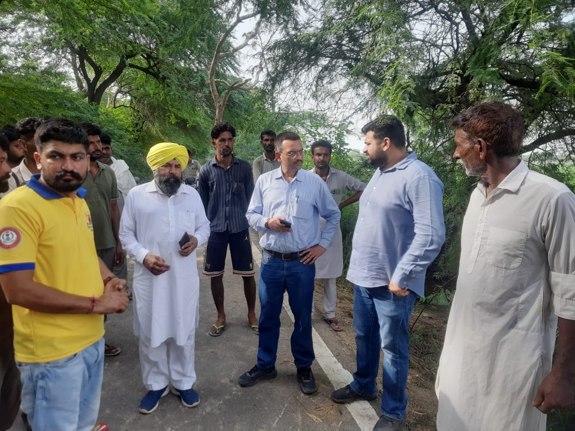 ਡਰੇਨ ਵਿਚ ਪਾਣੀ ਦੇ ਉਵਰਫਲੋਅ ਨੂੰ ਰੋਕਣ ਅਤੇ ਆਏ ਪਾੜ ਨੂੰ ਬਣਨ ਲਈ ਫ਼ੀਲਡ ਵਿਚ ਜੁਟਿਆ ਹੋਇਆ ਹੈ ਅਮਲਾ