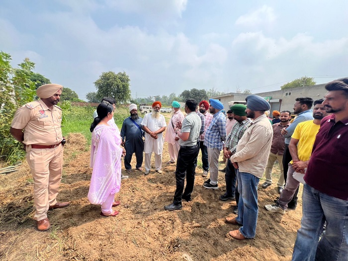 ਡਿਪਟੀ ਕਮਿਸ਼ਨਰ ਵੱਲੋਂ ਪਿੰਡ ਪੰਧੇਰ ਵਿੱਚ ਚੱਲ ਰਹੇ ਪਰਾਲੀ ਕੰਪੋਸਟ ਪਲਾਂਟ ਦਾ ਦੌਰਾ