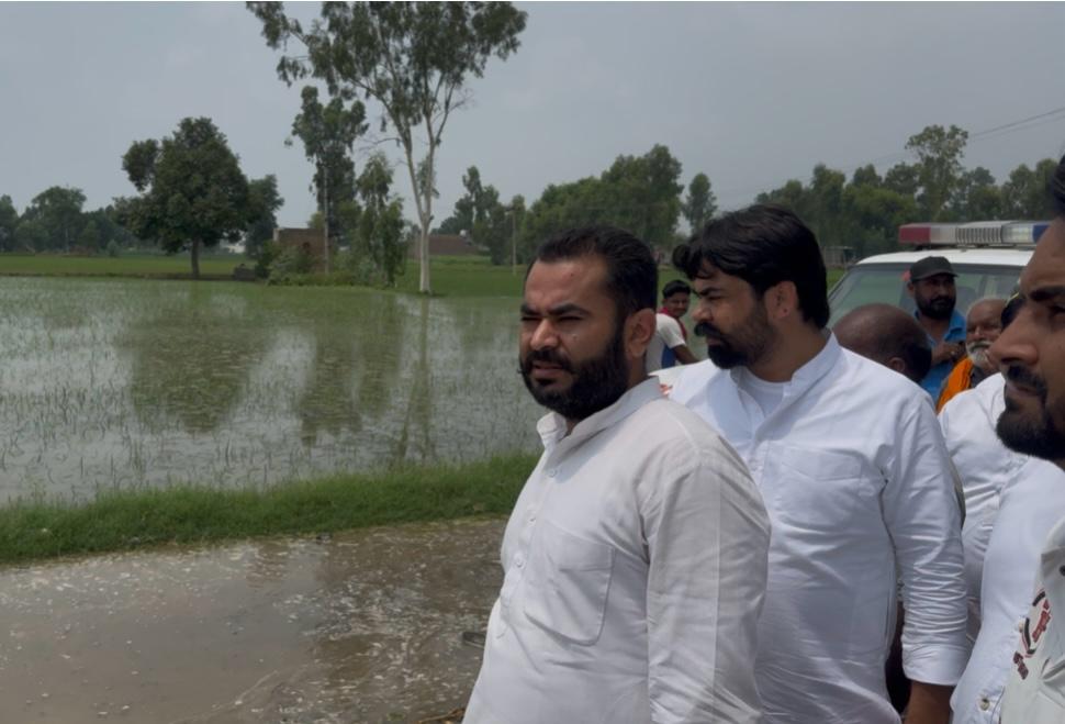 ਫਾਜ਼ਿਲਕਾ ਦੇ ਵਿਧਾਇਕ ਨੇ ਹੜ੍ਹ ਪ੍ਰਭਾਵਿਤ ਪਿੰਡ ਰੇਤੇ ਵਾਲੀ ਭੈਣੀ, ਰਾਮ ਸਿੰਘ ਭੈਣੀ, ਗੁਲਾਬਾ ਭੈਣੀ ਤੇ ਤੇਜਾ ਰੁਹੇਲਾ ਸਮੇਤ ਵੱਖ-ਵੱਖ ਪਿੰਡਾਂ ਦਾ ਦੌਰਾ