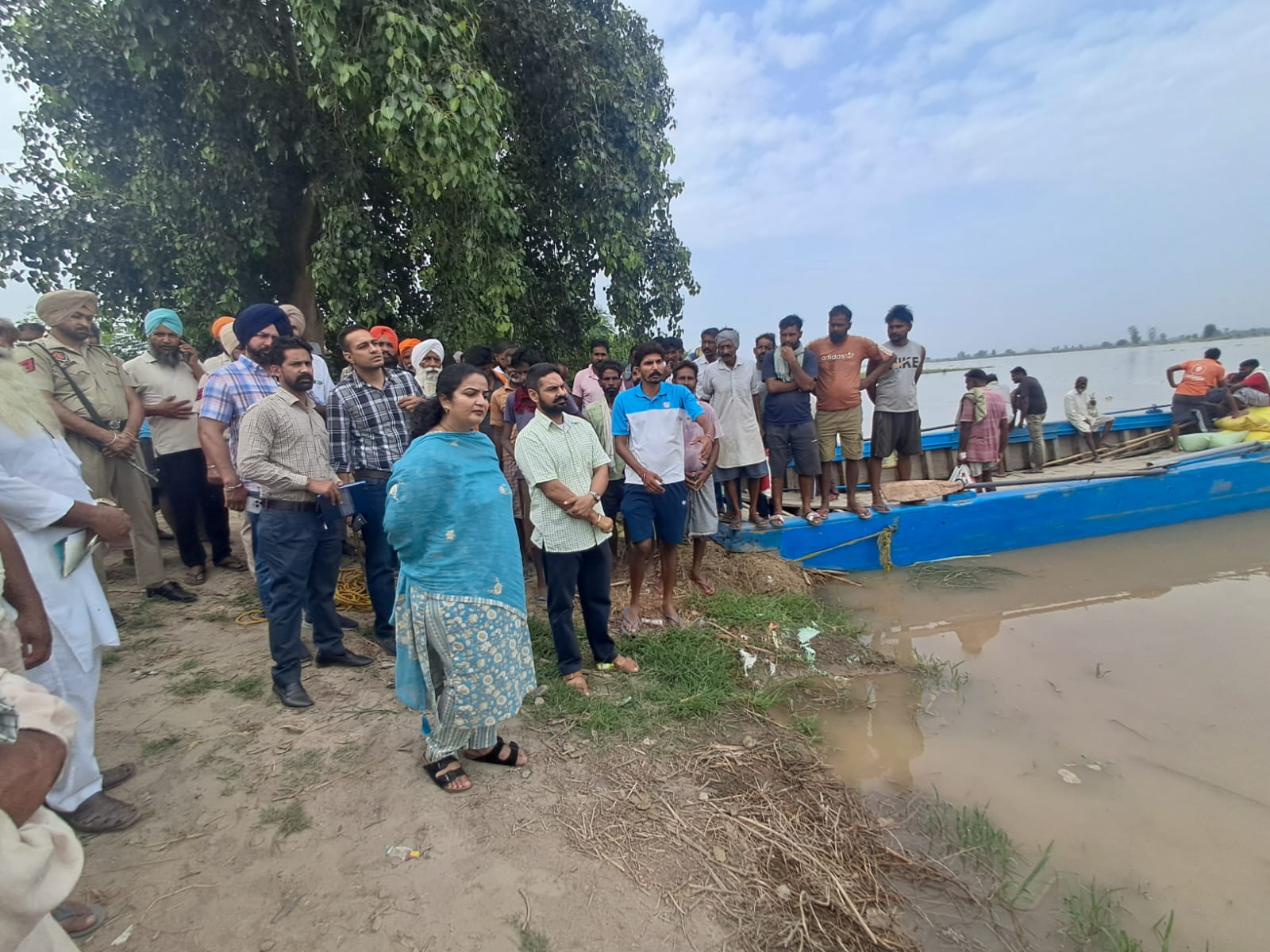 ਡੀ. ਸੀ. ਨੇ ਸਤਲੁਜ ਦਰਿਆ ਨਾਲ ਲੱਗਦੇ ਪਿੰਡ ਦੋਨਾ ਮੱਤੜ ਦਾ ਦੌਰਾ ਕਰਕੇ ਦਰਿਆ ਵਿੱਚ ਪਾਣੀ ਦੇ ਪੱਧਰ ਦਾ ਲਿਆ ਜਾਇਜ਼ਾ