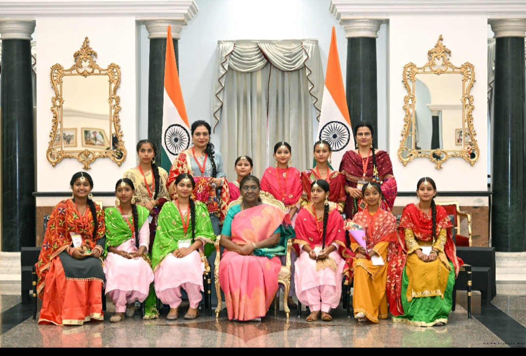 ਪੰਜਾਬ ਦੇ ਸਰਕਾਰੀ ਸਕੂਲ ਦੇ ਵਿਦਿਆਰਥੀਆਂ ਨੇ ਰਾਸ਼ਟਰਪਤੀ ਭਵਨ ਵਿਖੇ ਰਾਸ਼ਟਰਪਤੀ ਨਾਲ ਰੱਖੜੀ ਦਾ ਤਿਉਹਾਰ ਮਨਾਇਆ