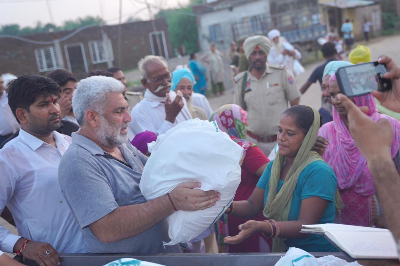 ਹੜ੍ਹ ਪ੍ਰਭਾਵਿਤ ਖੇਤਰਾਂ ਚੋਂ ਲੋਕਾਂ ਨੂੰ ਬਾਹਰ ਕੱਢਣ ਅਤੇ ਰਾਹਤ ਸਮੱਗਰੀ ਪਹੁੰਚਾਉਣ ਉਤੇ ਡਟੀ ਪੰਜਾਬ ਸਰਕਾਰ